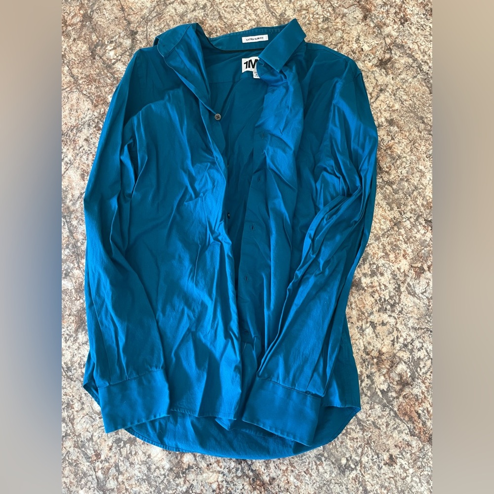 Secondhand men’s button down. Almost 100% cotton.